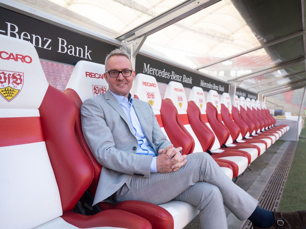 Alexander Wehrle sitzt beim VfB Stuttgart auf der Bank.