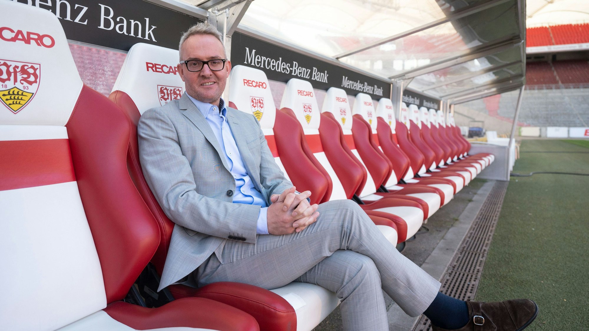 Alexander Wehrle sitzt beim VfB Stuttgart auf der Bank.