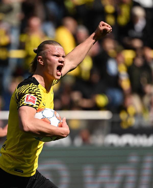 Erling Haaland hat den Ball in der Hand und jubelt mit erhobener Faust.