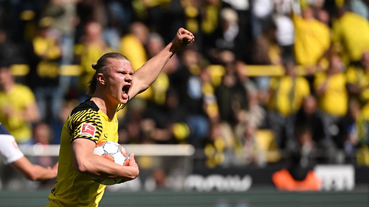 Erling Haaland hat den Ball in der Hand und jubelt mit erhobener Faust.