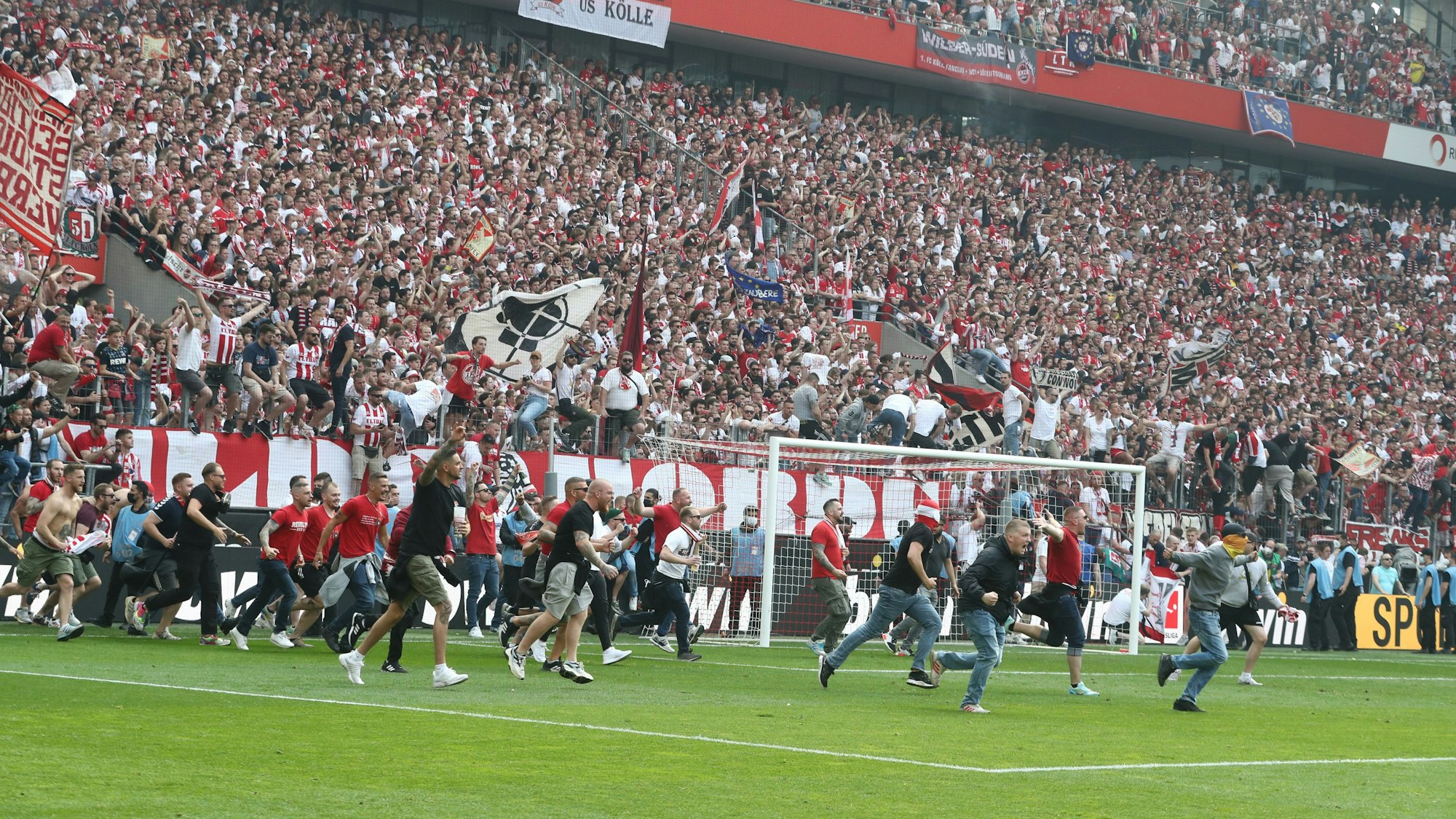 Die Fans des 1. FC Köln stürmen den Platz.