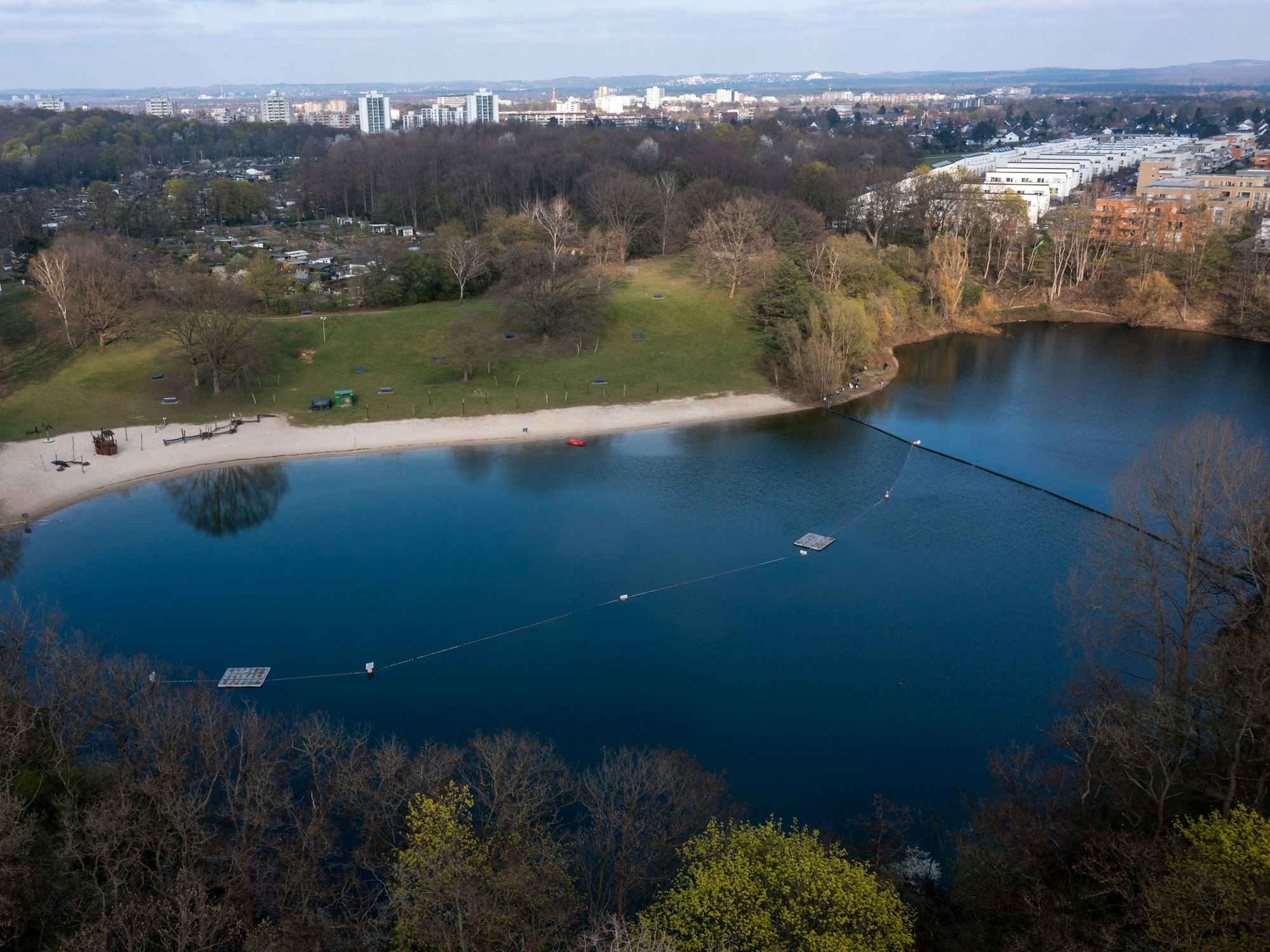 Das Naturfreibad Vingst von oben, aufgenommen am 2. April 2021.