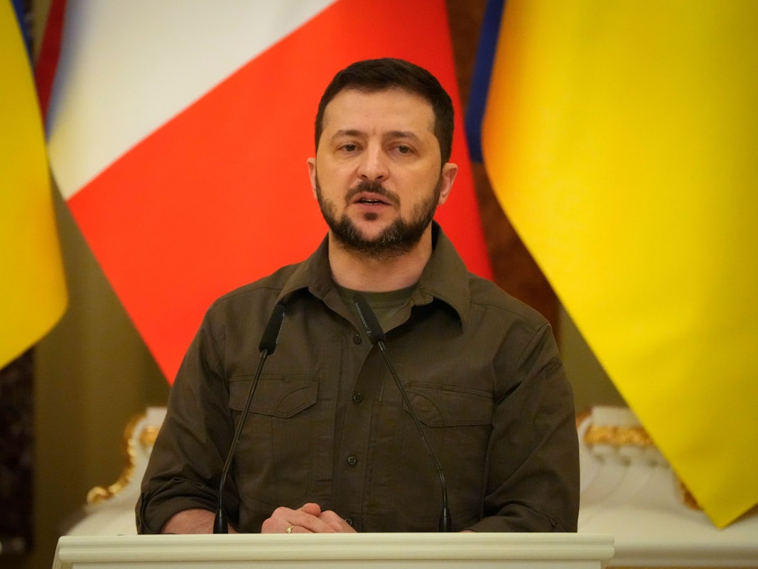 Der ukrainische Präsident Wolodymyr Selenskyj, hier am 8. Mai 2022 bei einer Pressekonferenz, widerspricht Russlands „Aneignung“ des Sieges über Nazi-Deutschland, die Putin bei seiner Rede am 9. Mai in Moskau hervorhob.