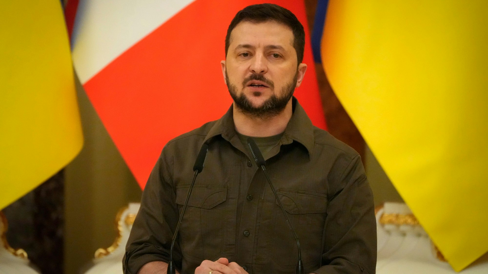 Der ukrainische Präsident Wolodymyr Selenskyj, hier am 8. Mai 2022 bei einer Pressekonferenz, widerspricht Russlands „Aneignung“ des Sieges über Nazi-Deutschland, die Putin bei seiner Rede am 9. Mai in Moskau hervorhob.