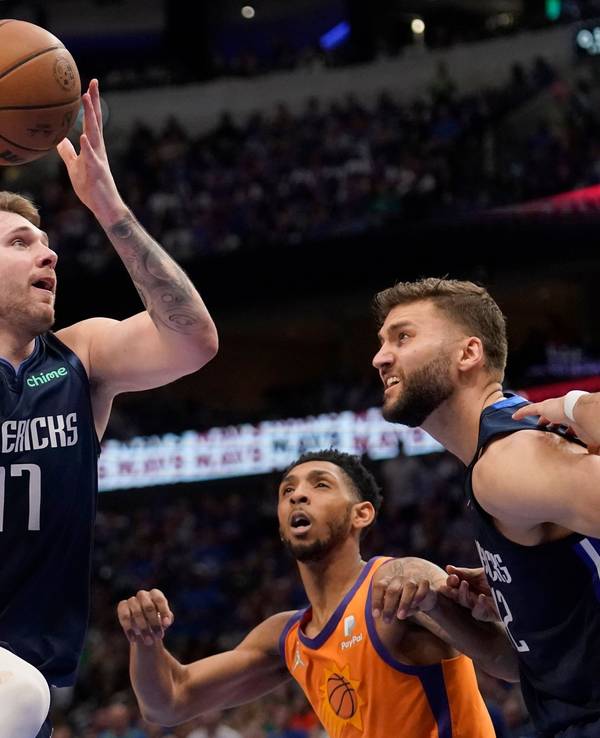 Maxi Kleber schaut Luka Doncic beim Korbleger zu.