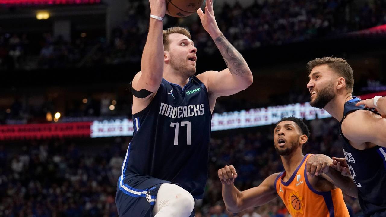 Maxi Kleber schaut Luka Doncic beim Korbleger zu.