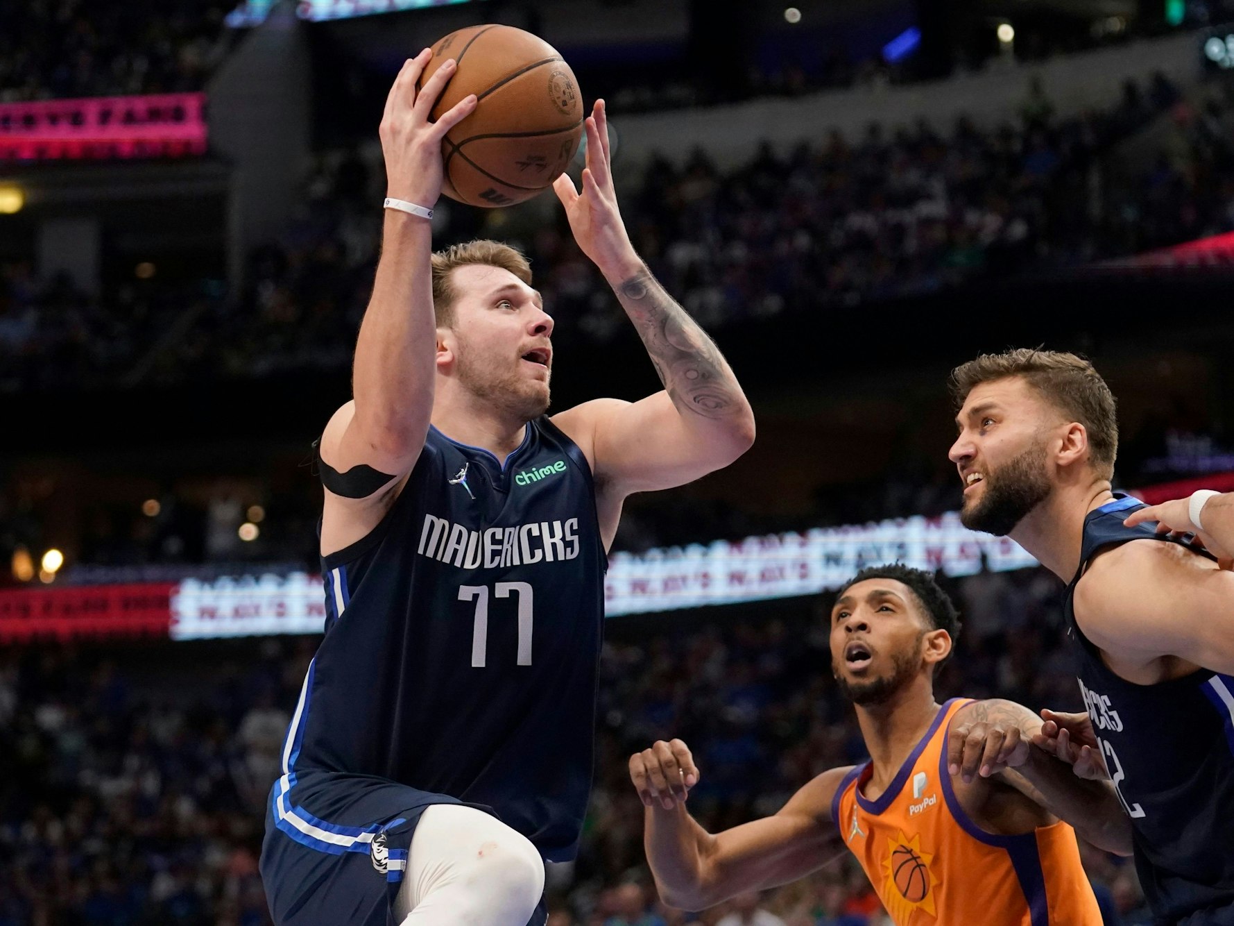 Maxi Kleber schaut Luka Doncic beim Korbleger zu.