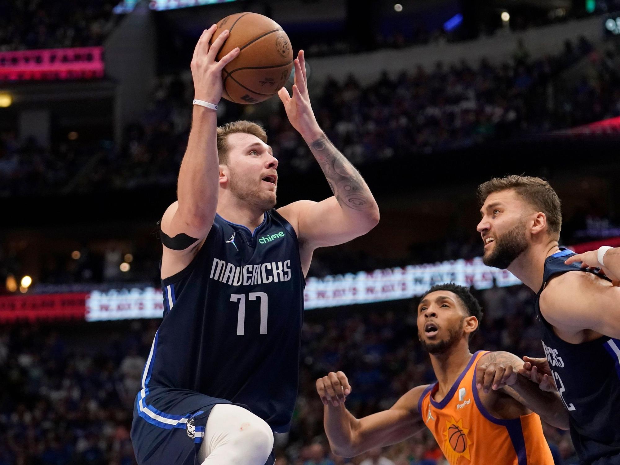 Maxi Kleber schaut Luka Doncic beim Korbleger zu.