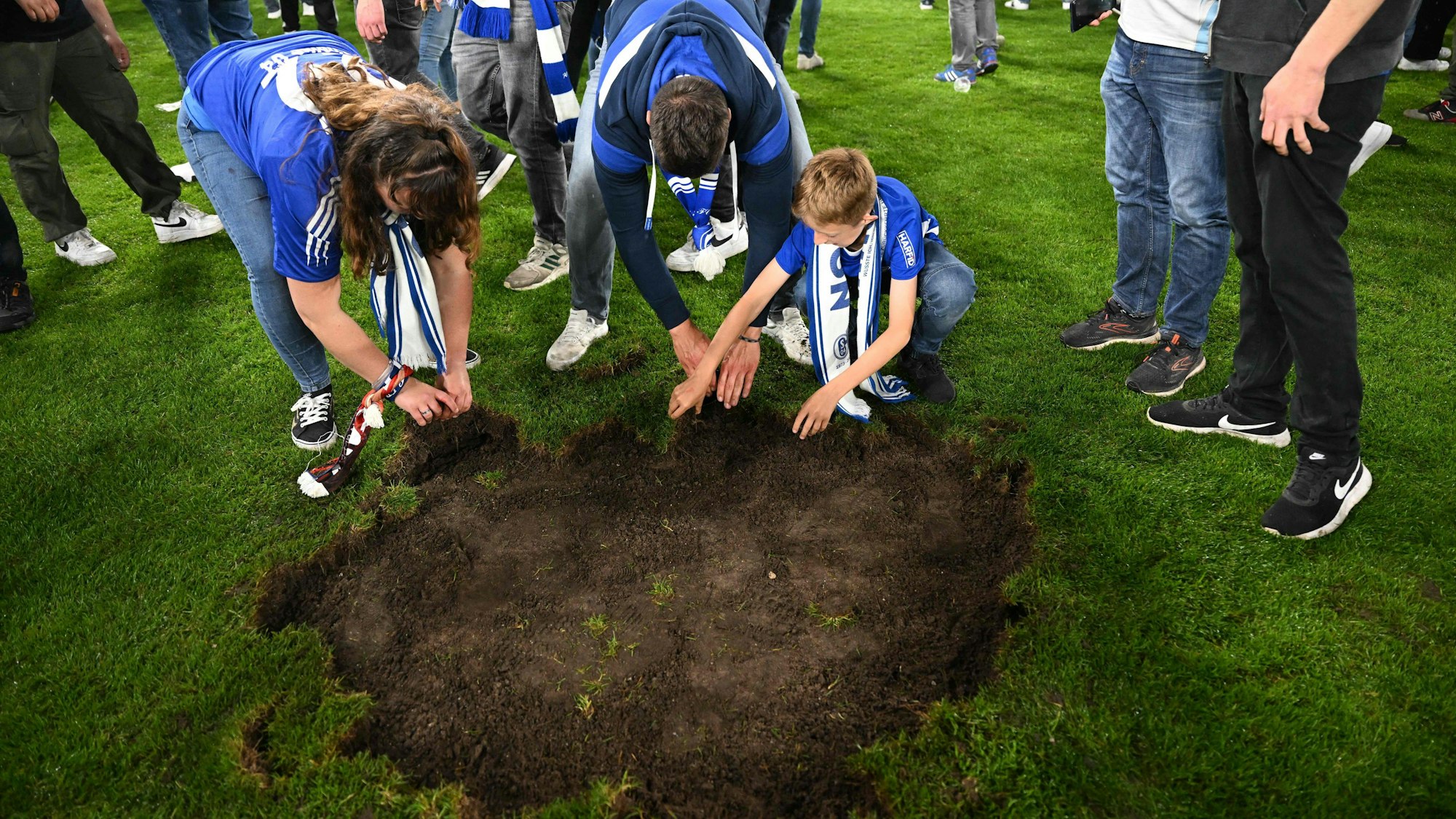 Ein regelrechter Krater im Rasen der Schalker Veltins-Arena.
