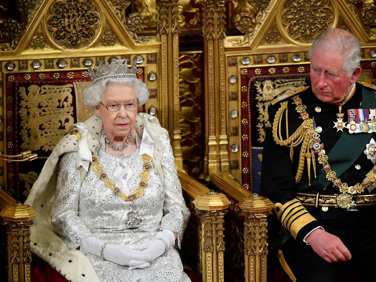Queen Elizabeth II (l), sitzt neben ihrem Sohn, Prinz Charles, bevor sie ihre Rede zur Eröffnung des Parlaments im House of Lords in Westminster hält.