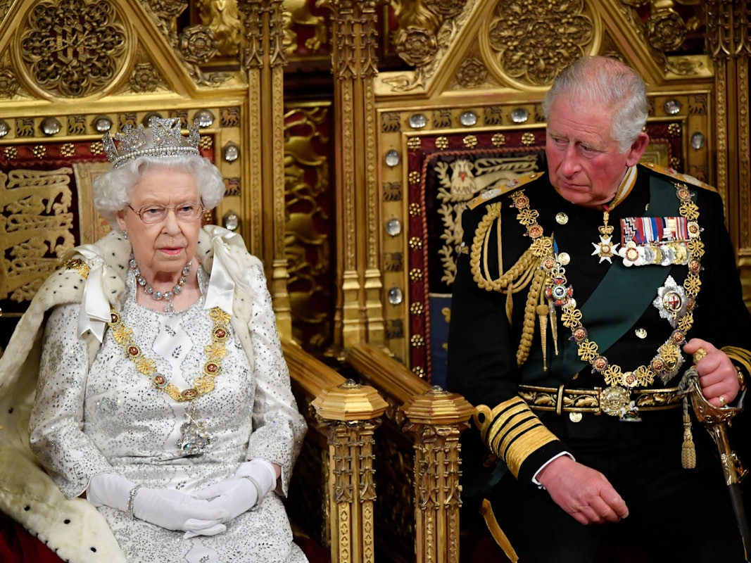 Queen Elizabeth II (l), sitzt neben ihrem Sohn, Prinz Charles, bevor sie ihre Rede zur Eröffnung des Parlaments im House of Lords in Westminster hält.