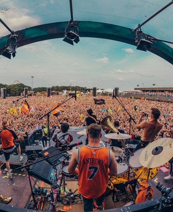 Die Band Querbeat auf einem Festival