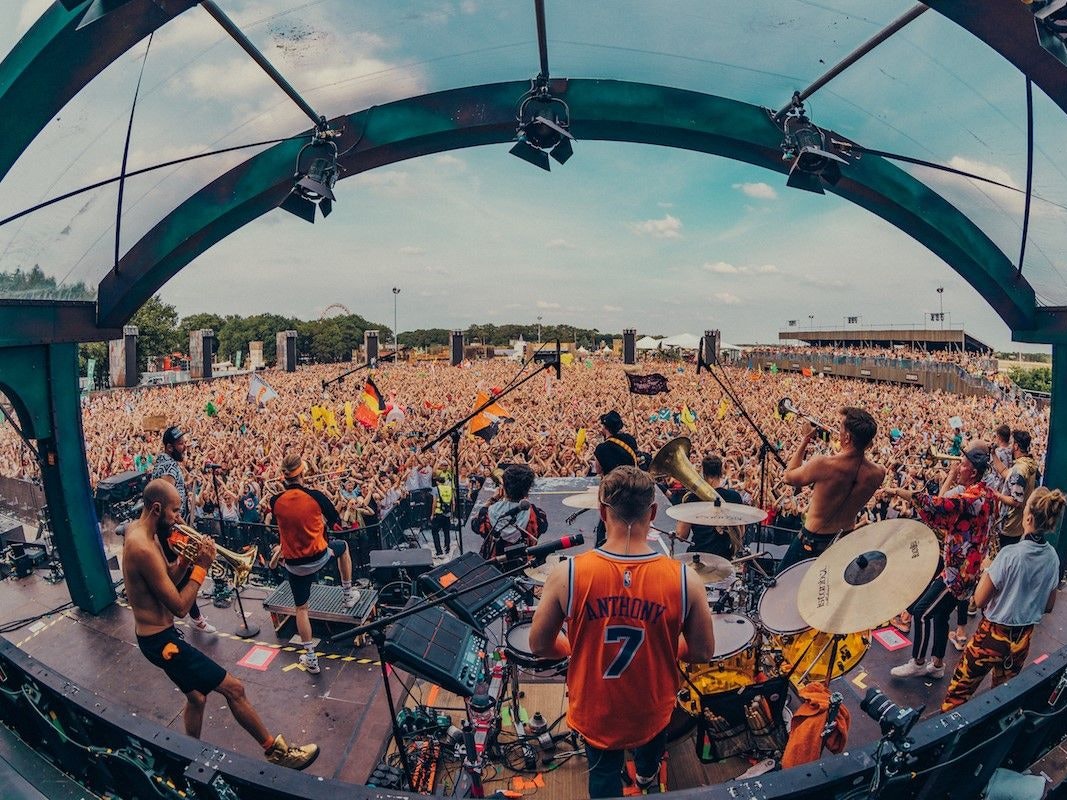 Die Band Querbeat auf einem Festival