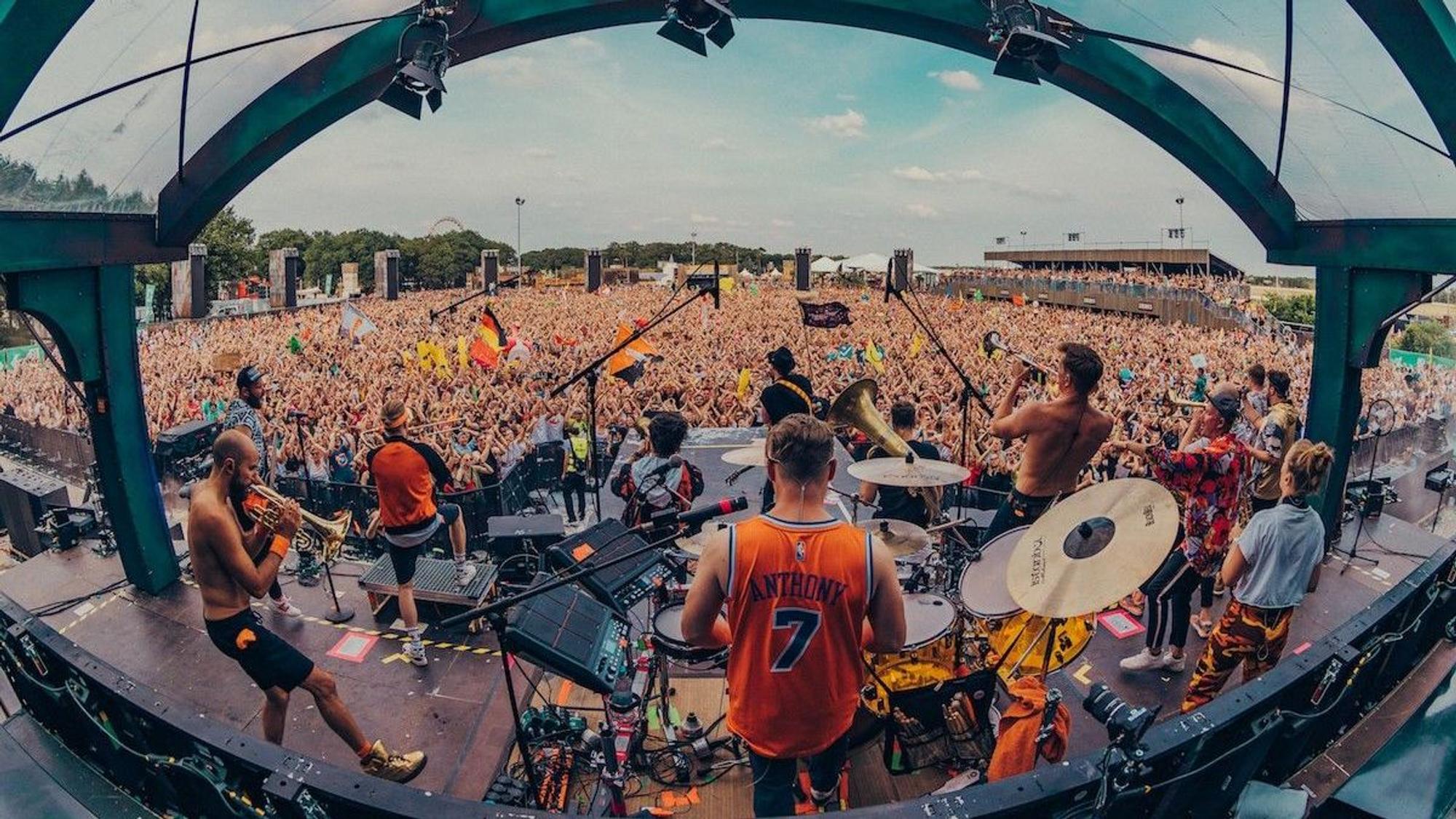 Die Band Querbeat auf einem Festival