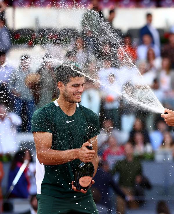 Alexander Zverev gibt Carlos Alcaraz eine Champagner-Dusche.