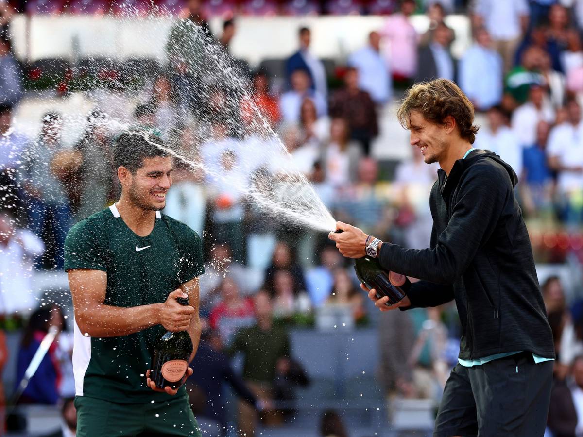 Alexander Zverev gibt Carlos Alcaraz eine Champagner-Dusche.
