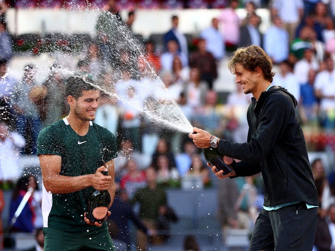 Alexander Zverev gibt Carlos Alcaraz eine Champagner-Dusche.