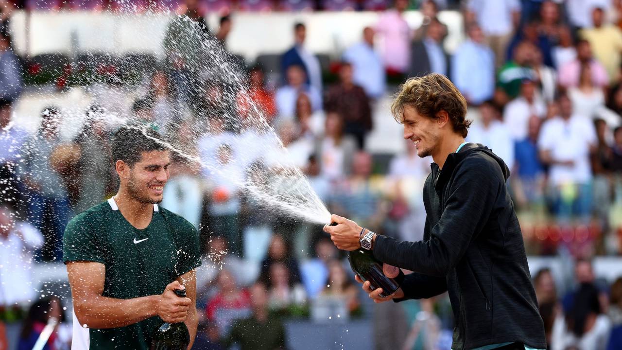 Alexander Zverev gibt Carlos Alcaraz eine Champagner-Dusche.