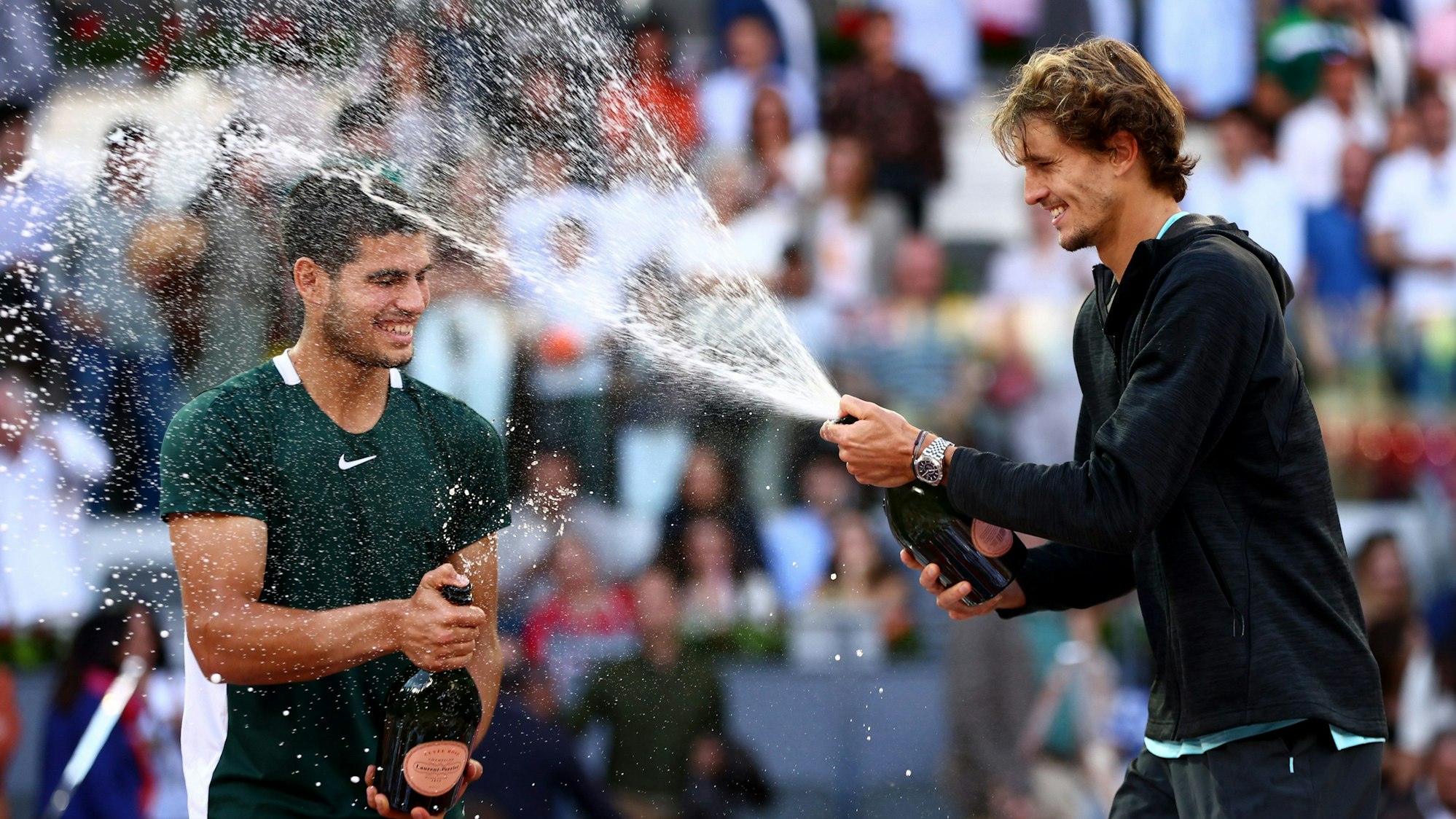 Alexander Zverev gibt Carlos Alcaraz eine Champagner-Dusche.