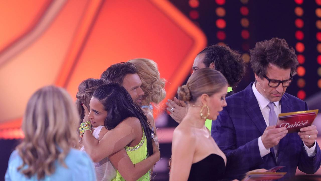 Amira Pocher umarmt nach Show zehn am 6. Mai 2022 die bei „Let’s Dance“ ausgeschiedene Sarah Mangione.