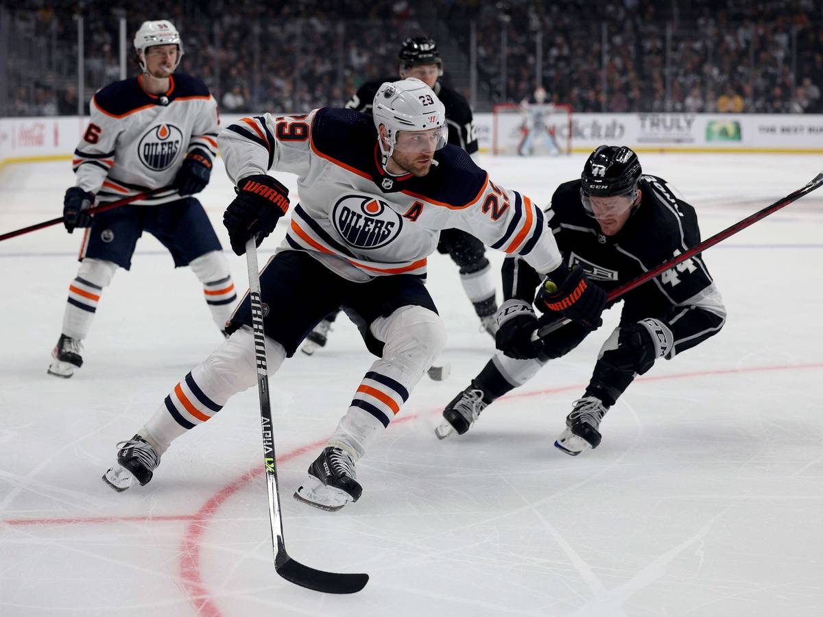 Leon Draisaitl behauptet den Puck.