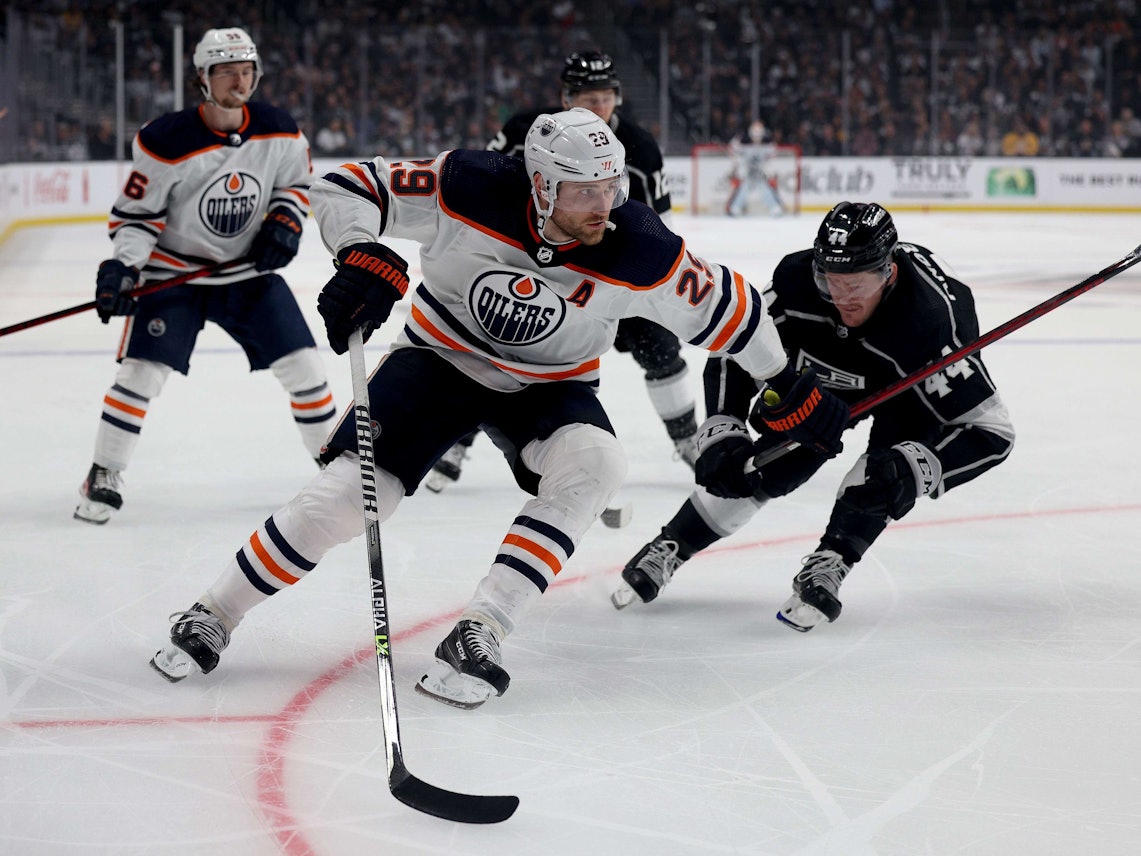 Leon Draisaitl behauptet den Puck.