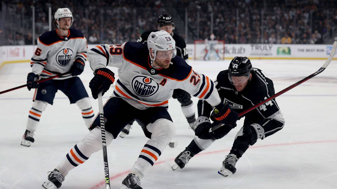 Leon Draisaitl behauptet den Puck.