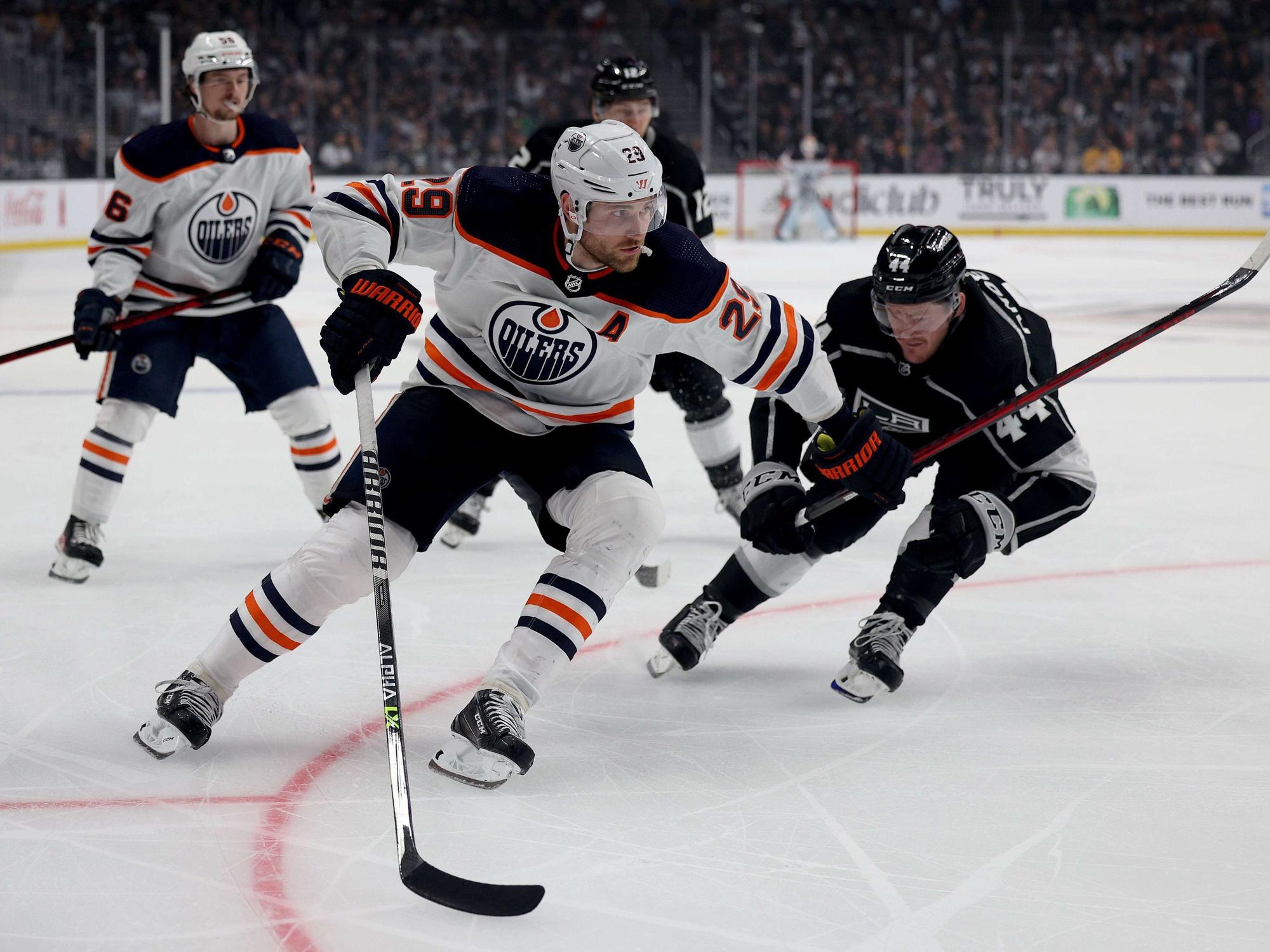 Leon Draisaitl behauptet den Puck.