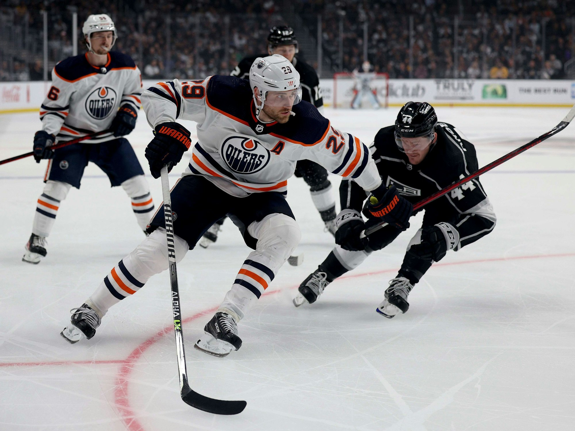 Leon Draisaitl behauptet den Puck.