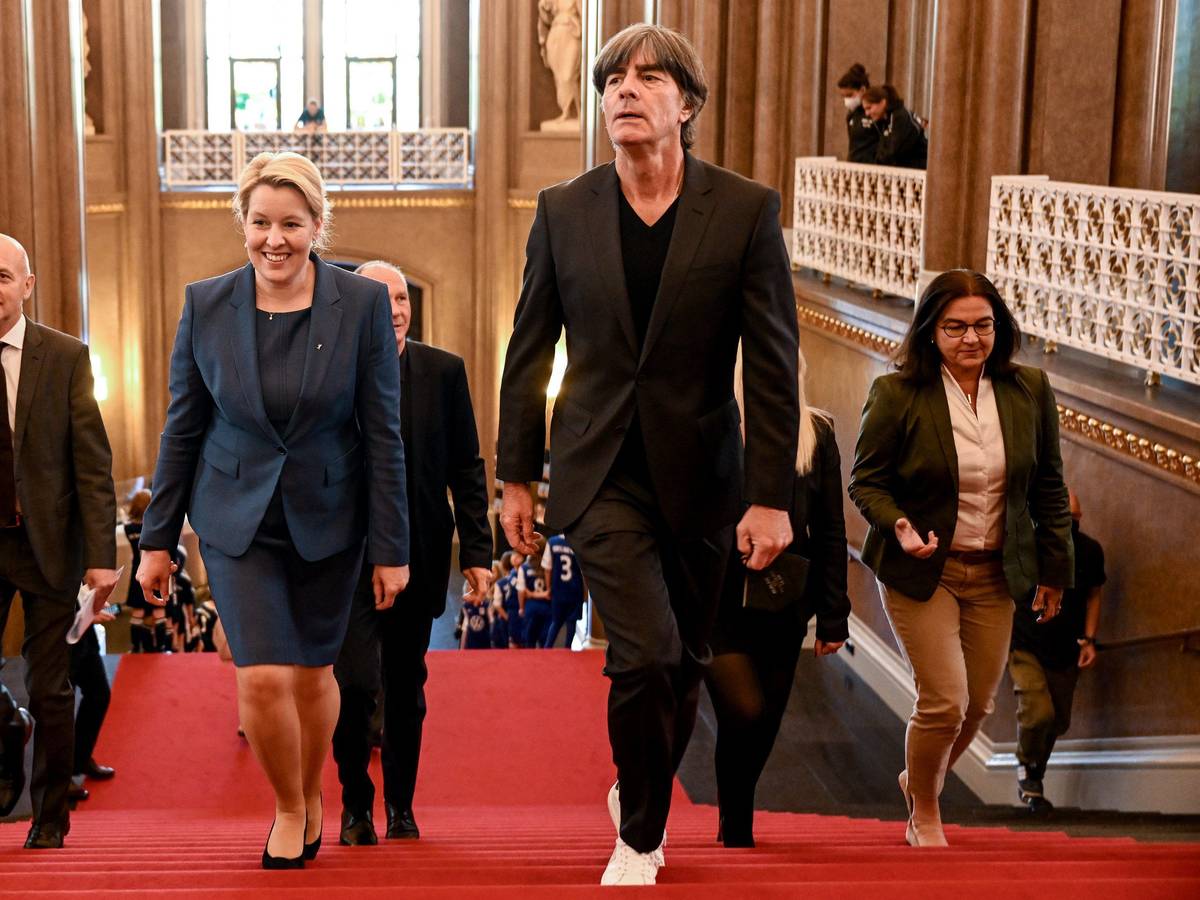 Berlins Regierende Bürgermeisterin Franziska Giffey (SPD, 2.vl), DFB-Präsident Bernd Neuendorf (l), Joachim Löw (2.vr), ehemaliger Bundestrainer, und DFB-Generalsekretärin Heike Ullrich kommen zum Cup-Handover.