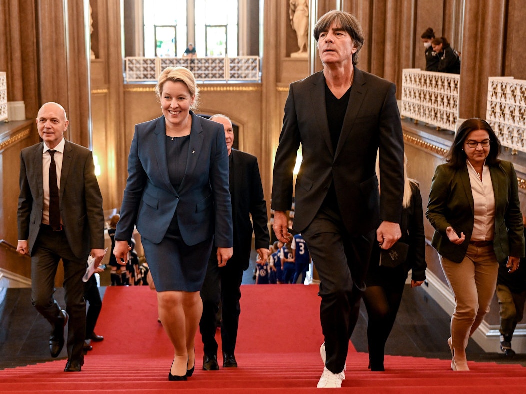 Berlins Regierende Bürgermeisterin Franziska Giffey (SPD, 2.vl), DFB-Präsident Bernd Neuendorf (l), Joachim Löw (2.vr), ehemaliger Bundestrainer, und DFB-Generalsekretärin Heike Ullrich kommen zum Cup-Handover.