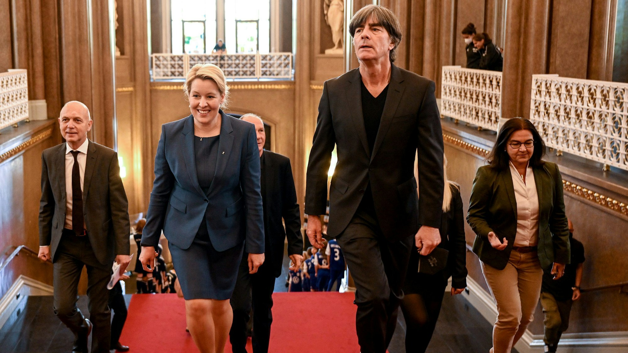 Berlins Regierende Bürgermeisterin Franziska Giffey (SPD, 2.vl), DFB-Präsident Bernd Neuendorf (l), Joachim Löw (2.vr), ehemaliger Bundestrainer, und DFB-Generalsekretärin Heike Ullrich kommen zum Cup-Handover.