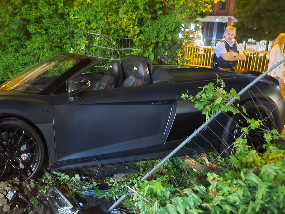 Zerstörter Audi steht an Gleisbett in Köln.