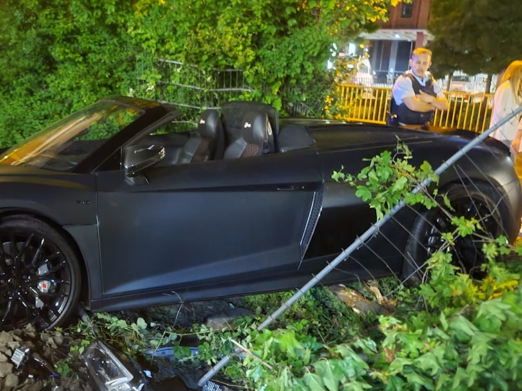 Zerstörter Audi steht an Gleisbett in Köln.