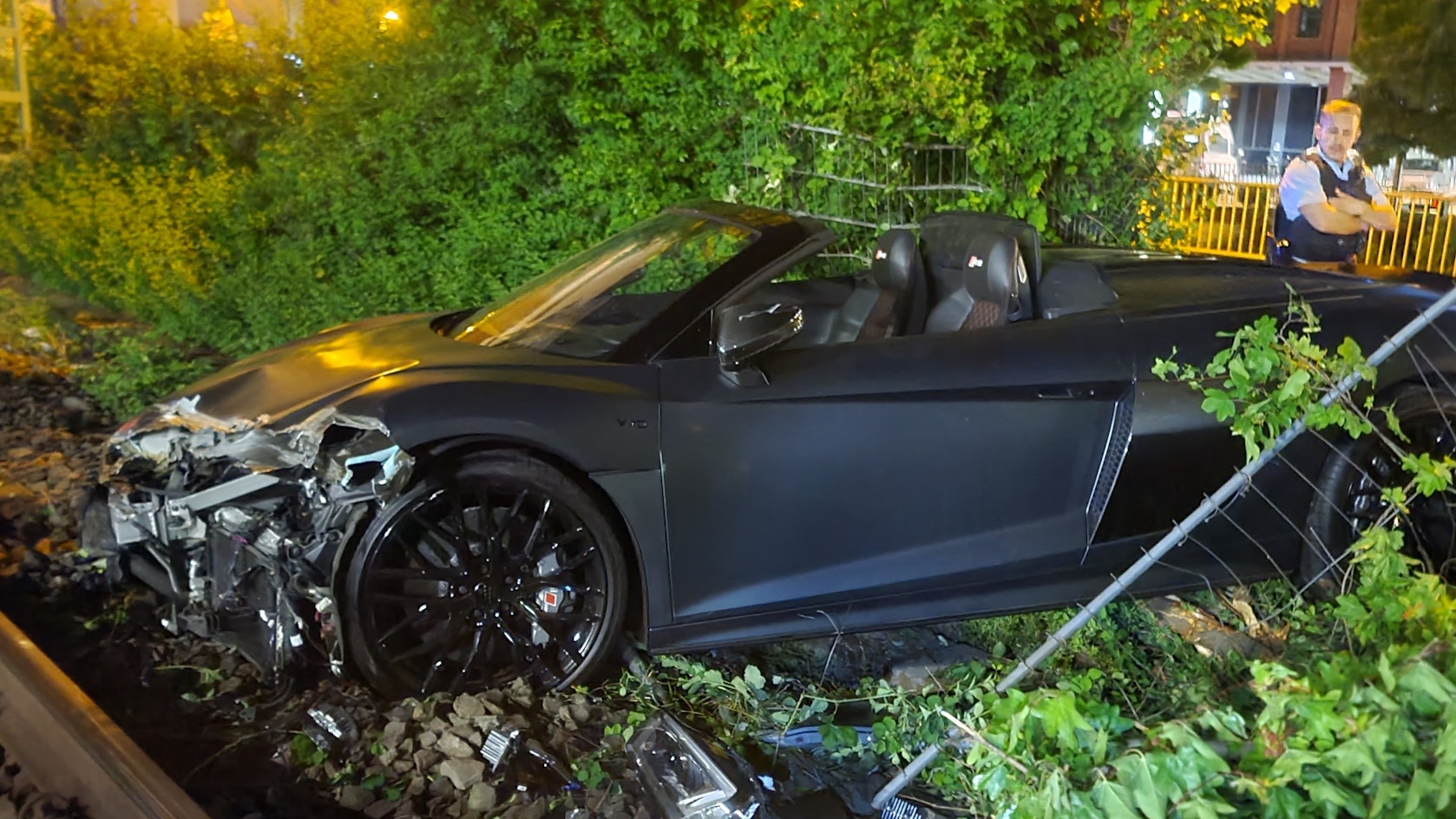 Zerstörter Audi steht an Gleisbett in Köln.