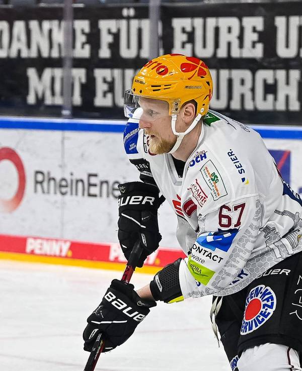 Stanislav Dietz führt im Gastspiel mit Bremerhaven bei den Kölner Haien den Puck