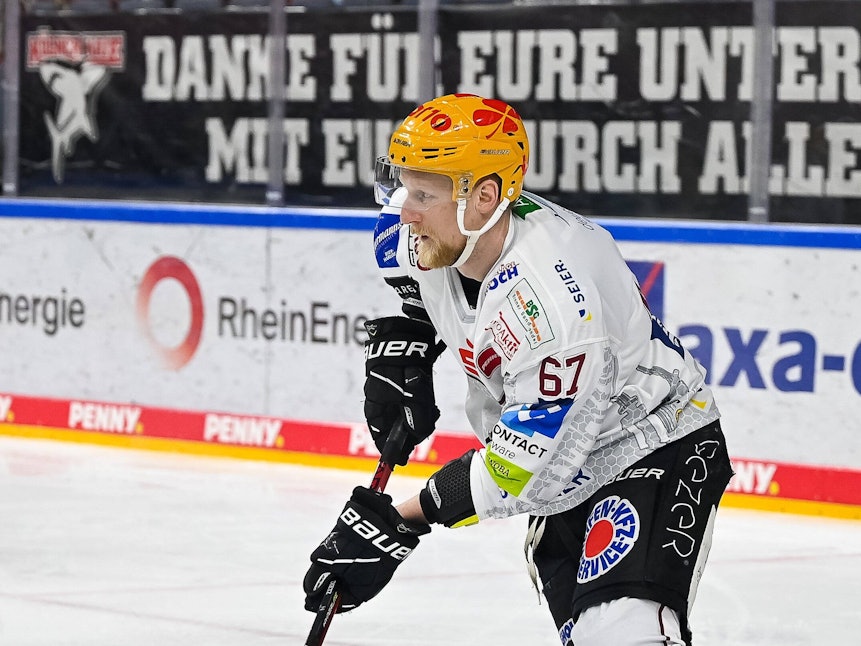 Stanislav Dietz führt im Gastspiel mit Bremerhaven bei den Kölner Haien den Puck