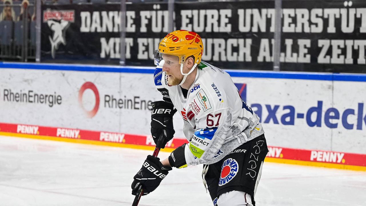 Stanislav Dietz führt im Gastspiel mit Bremerhaven bei den Kölner Haien den Puck