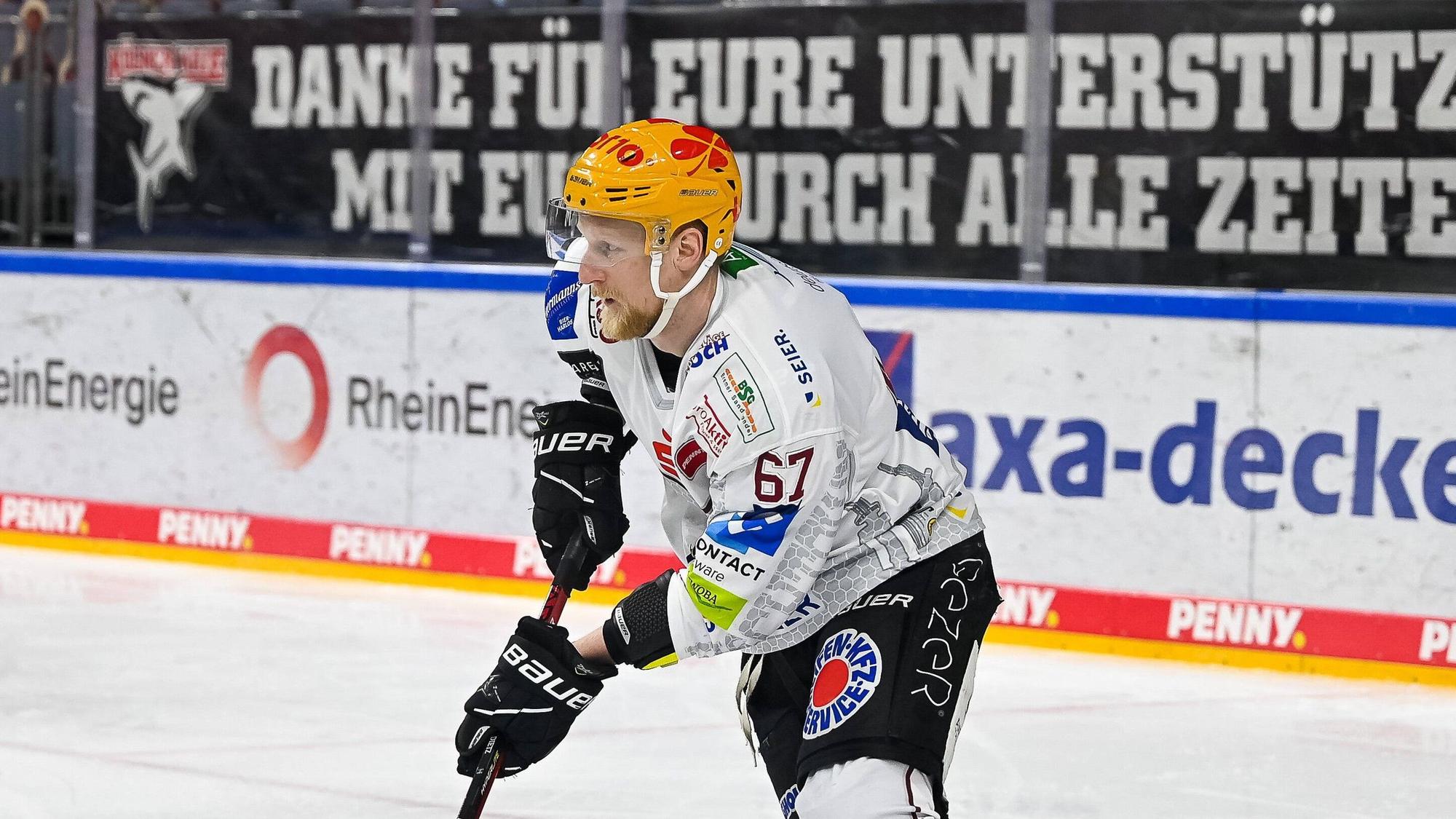 Stanislav Dietz führt im Gastspiel mit Bremerhaven bei den Kölner Haien den Puck