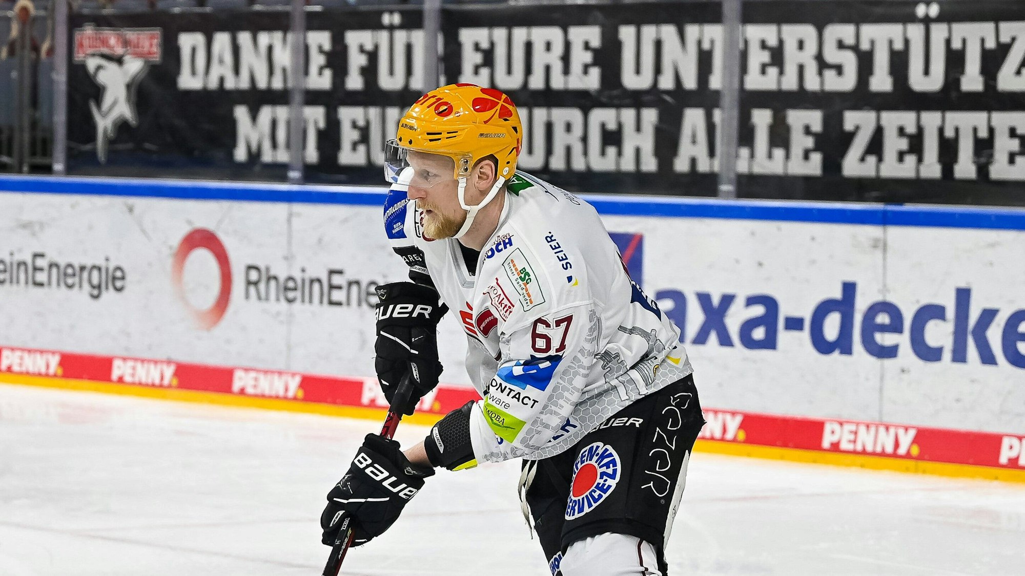 Stanislav Dietz führt im Gastspiel mit Bremerhaven bei den Kölner Haien den Puck