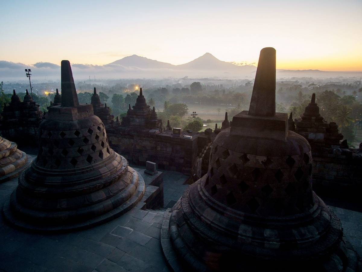 Das Bild zeigt eine buddhistische Tempelanlage bei Sonnenaufgang am 4. September 2019 auf der indonesischen Insel Java.