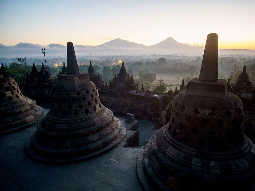 Das Bild zeigt eine buddhistische Tempelanlage bei Sonnenaufgang am 4. September 2019 auf der indonesischen Insel Java.