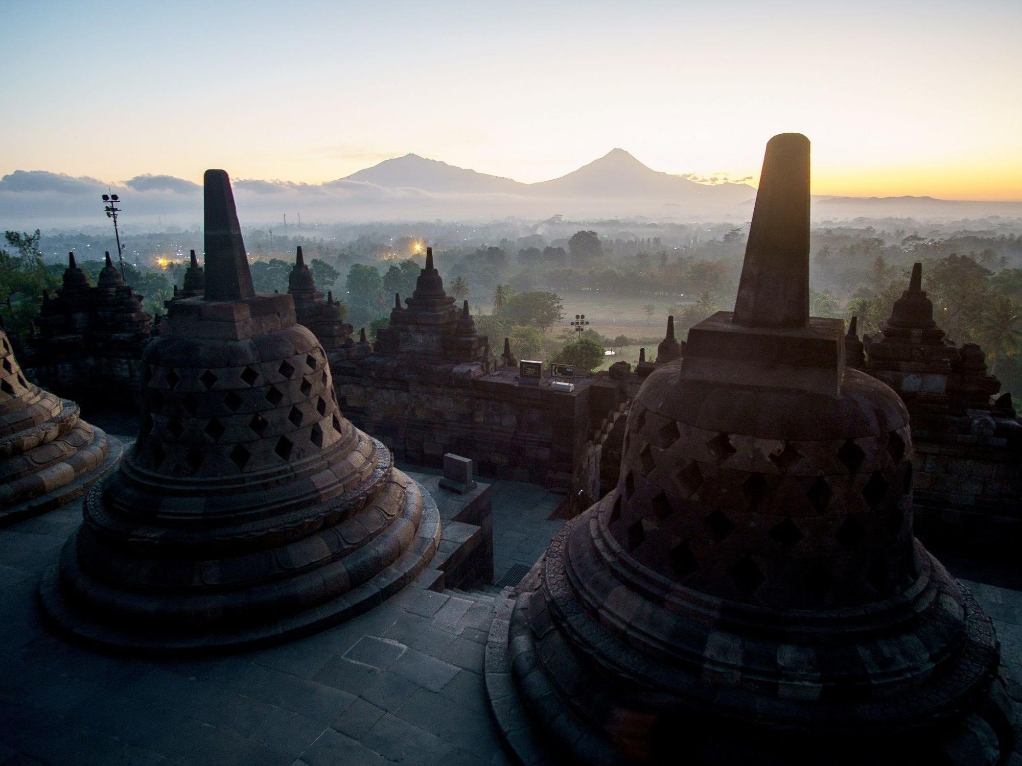 Das Bild zeigt eine buddhistische Tempelanlage bei Sonnenaufgang am 4. September 2019 auf der indonesischen Insel Java.