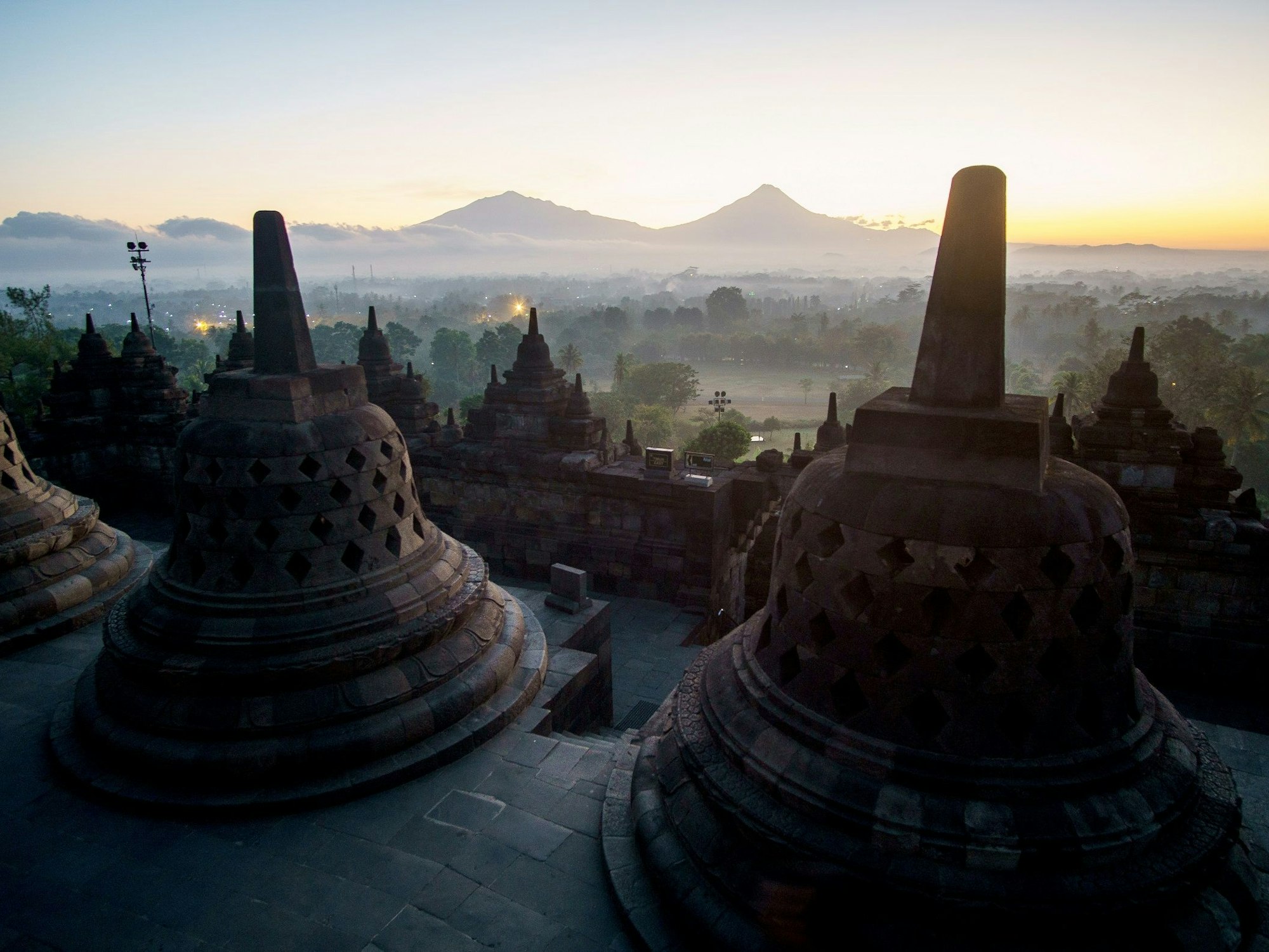 Das Bild zeigt eine buddhistische Tempelanlage bei Sonnenaufgang am 4. September 2019 auf der indonesischen Insel Java.