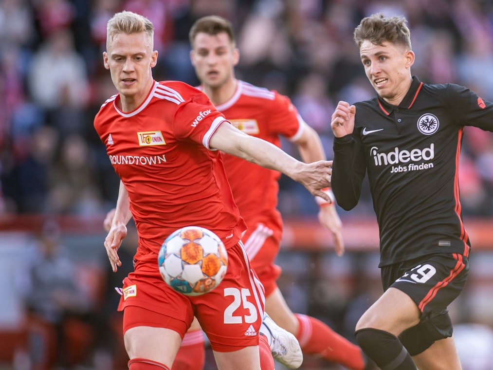Timo Baumgartl hier im Zweikampf mit Frankfurts Jesper Lindström.