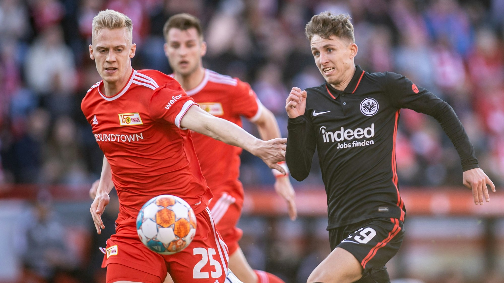 Timo Baumgartl hier im Zweikampf mit Frankfurts Jesper Lindström.