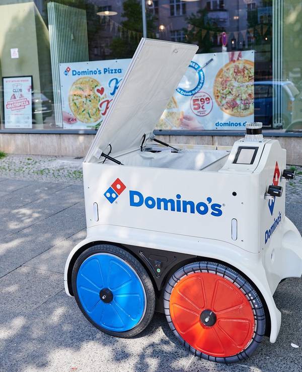 Pilotprojekt in Berlin: Pizza-Kette Domino's testet Pizza-Roboter. Das Bild zeigt einen solchen Pizza-Roboter am 2. Mai 2022 im Einsatz.