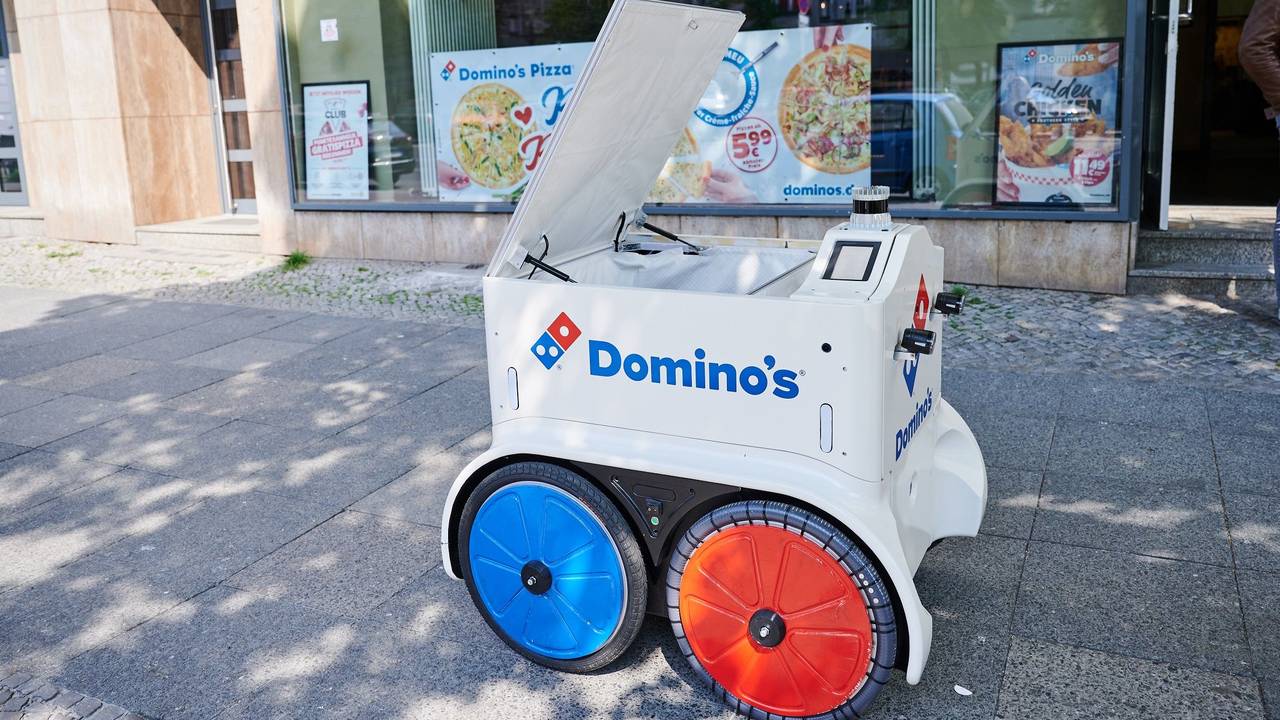 Pilotprojekt in Berlin: Pizza-Kette Domino's testet Pizza-Roboter. Das Bild zeigt einen solchen Pizza-Roboter am 2. Mai 2022 im Einsatz.