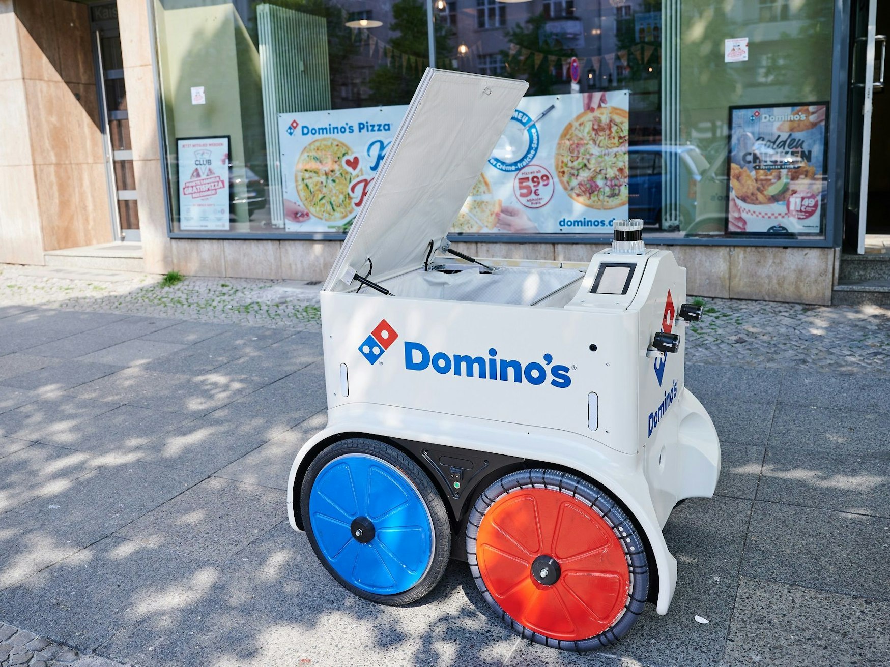 Pilotprojekt in Berlin: Pizza-Kette Domino's testet Pizza-Roboter. Das Bild zeigt einen solchen Pizza-Roboter am 2. Mai 2022 im Einsatz.
