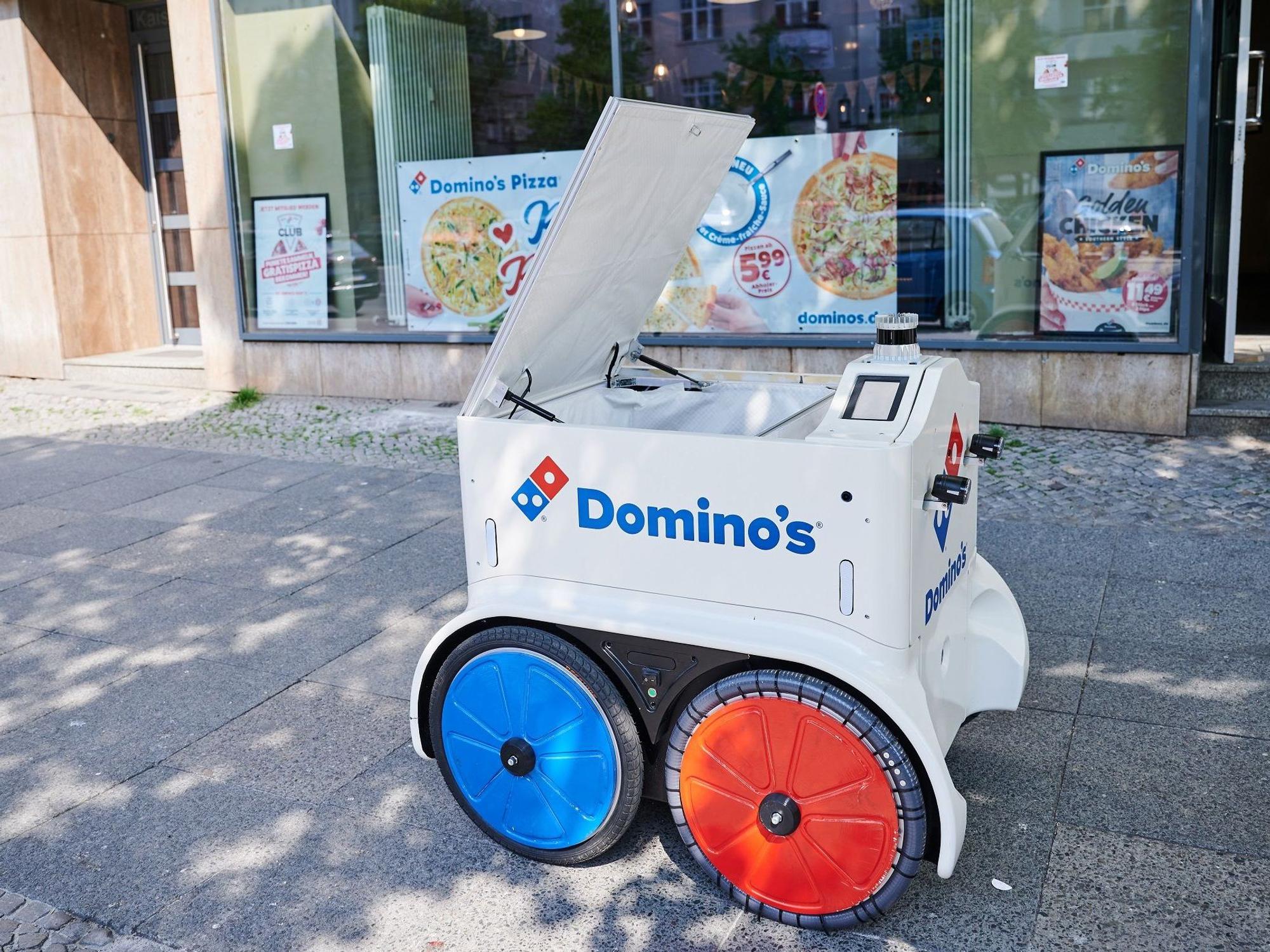 Pilotprojekt in Berlin: Pizza-Kette Domino's testet Pizza-Roboter. Das Bild zeigt einen solchen Pizza-Roboter am 2. Mai 2022 im Einsatz.